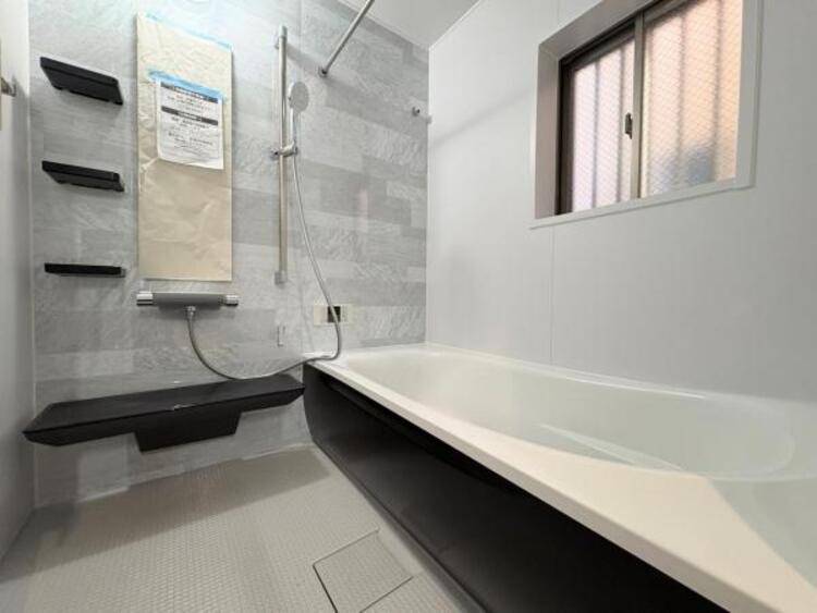 風呂 ●〇ユニットバスはゆったりとくつろげる1坪タイプ。足までしっかりと伸ばせる浴槽は心身ともにしっかりと疲れを癒してくれます。お子様と一緒の入浴でも充分な広さです。バスルームは疲れを癒すくつろぎの場所〇● 