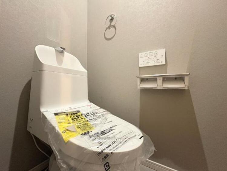 トイレ ●〇ゆとりをもった広さ、白ベースに清潔感ある空間です。もちろんウォシュレットも完備しております。小物を収納するスペースがあるのも良いですね。毎日頻繁に利用する大切な空間だからこそ、こだわりたいです〇● 