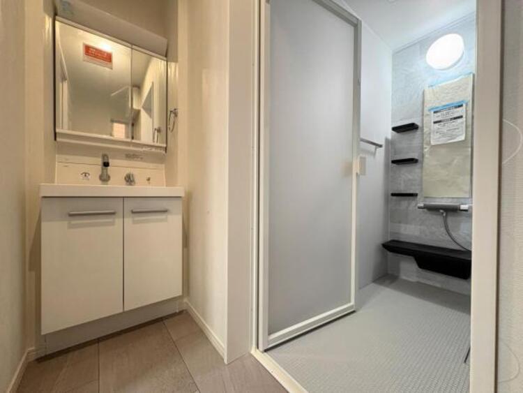 洗面 ●〇平日の朝であっても、落ち着きとくつろぎを感じられる。歯磨き粉が行方不明になるようなごちゃごちゃ感も解消。収納力の高い洗面所です。　コーディネートされた空間で気持ちよく身だしなみを整えられます　〇● 