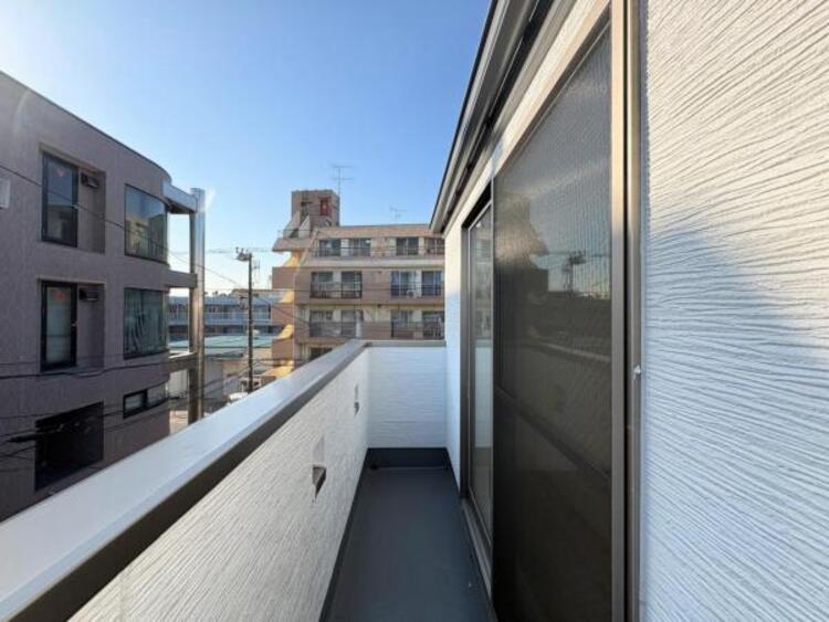 バルコニー ●〇日当たり良好！晴れた日はお洗濯物も気持ちよく乾きます。バルコニーからたっぷりの光をうけたお布団やシーツから太陽のにおいが感じられます。一度に洗濯を干せる量を気にする家庭も満足できるスペースです〇● 