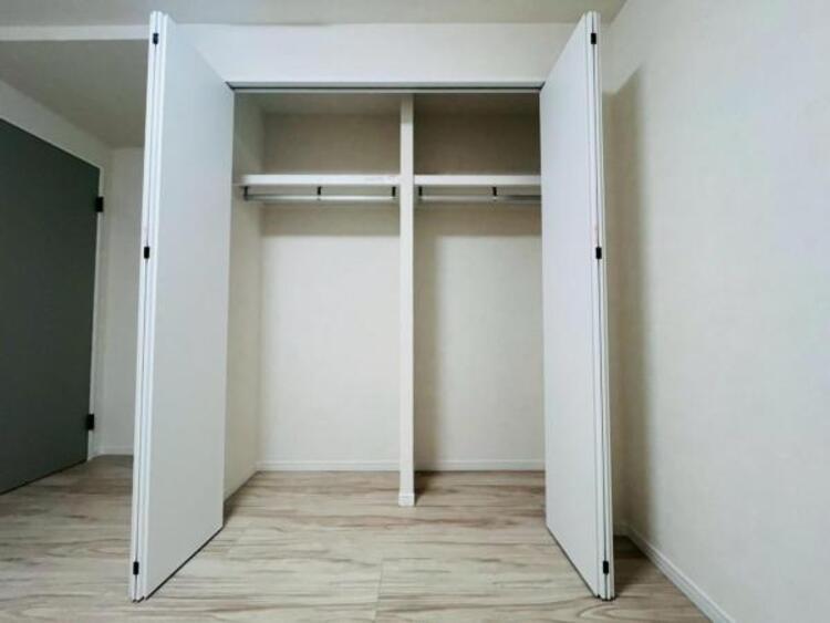 内装 居室はひとり時間を過ごせる安らげるお部屋として活用できます！収納スペースあり！荷物が多くても十分！！ベッドや勉強机、テレビなどを置きたい場合におすすめ！！過ごす時間が長くてもゆったり過ごせそうですね！ 