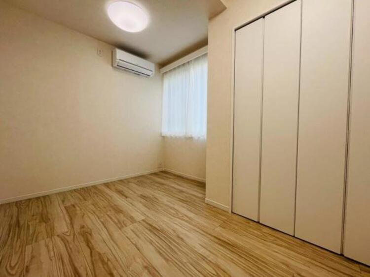 内装 自分の時間を充実させながら心豊かにできるプライベート空間！！穏やかな寛ぎを届ける仕様のゆとりある居室。個室のお部屋が欲しいという要望に応える設計で、過ごす時間が長くてもゆったり落ち着いて過ごせそう！！ 