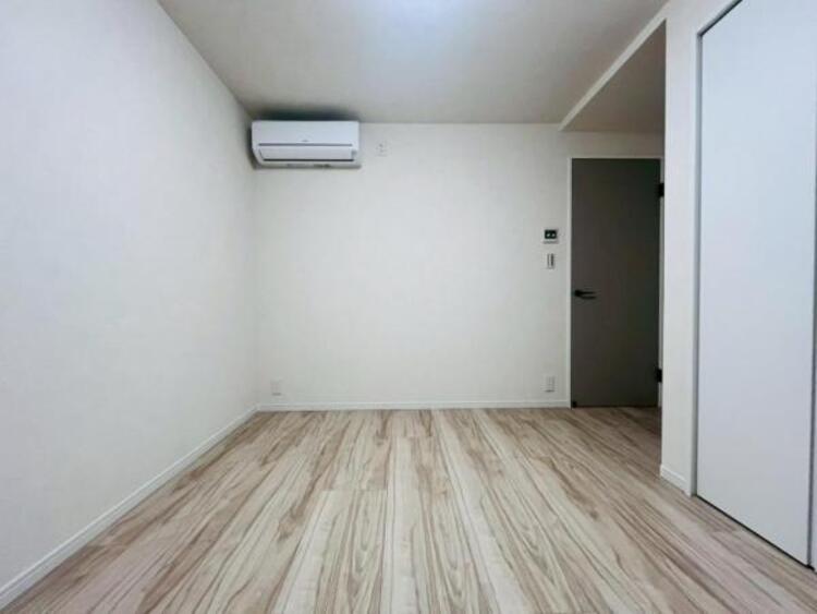 内装 採光を確保した明るい室内は風通しも良く穏やかな時が流れます！様々な生活スタイルにも対応可能な間取り。採光もアクセントの一つとして。この明るい好みの空間で読書をしたり、音楽を聞いたりと一人の時間も充実！ 