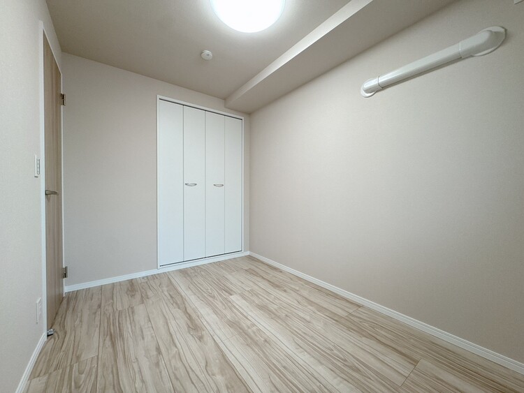 寝室 ベッドも十分に設置するスペースがあります。