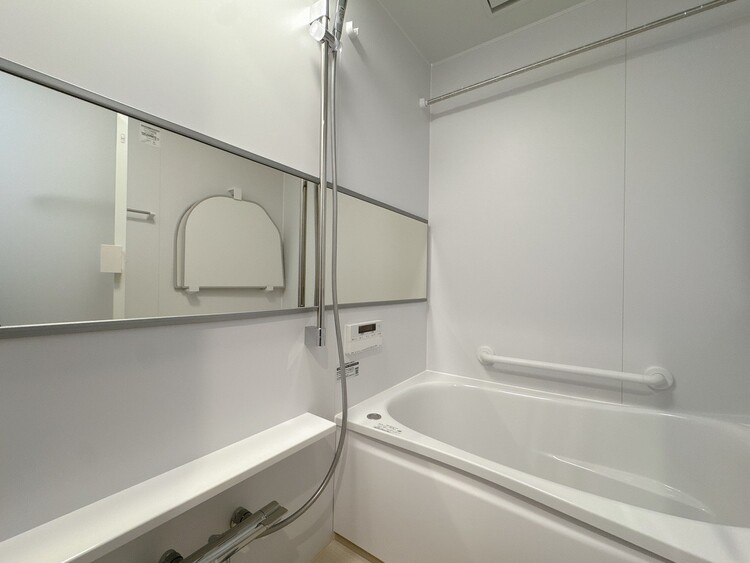 風呂 一日の疲れを癒すバスルームは、心地よいリラックスを叶える清潔感溢れる空間です。