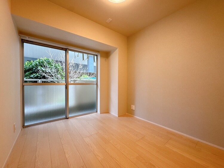 寝室 ベッドも十分に設置するスペースがあります。