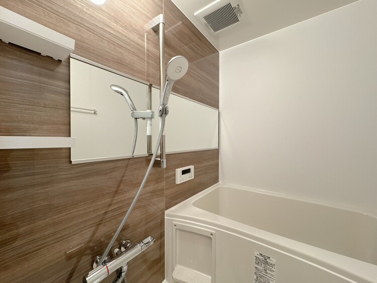 風呂 一日の疲れを癒すバスルームは、心地よいリラックスを叶える清潔感溢れる空間です。