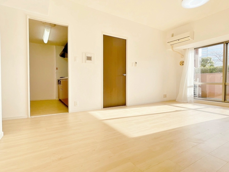 居間 飾り過ぎないシンプルな内装と偏り過ぎないデザインで統一しました。