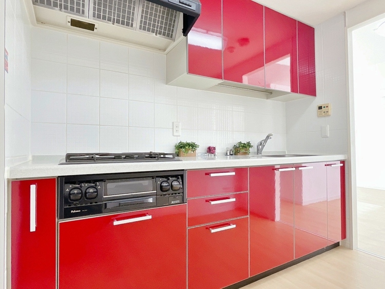 キッチン スマートな意匠と充実の機能を備えたキッチンが、暮らしにおいしい彩りを添えます。