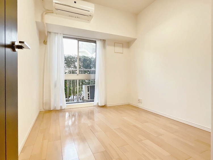 寝室 ベッドも十分に設置するスペースがあります。