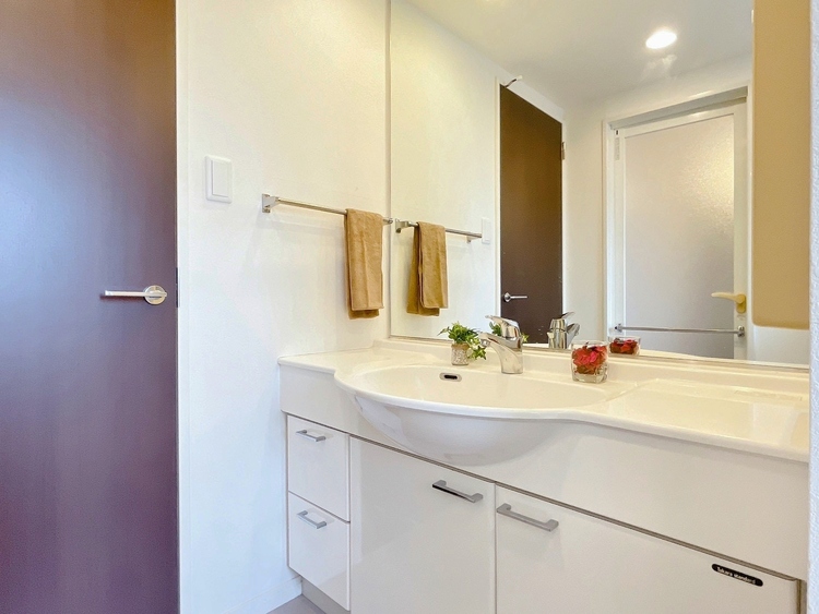 洗面 何かと物が増える場所だからこそ、スッキリと見映えの良い空間に。