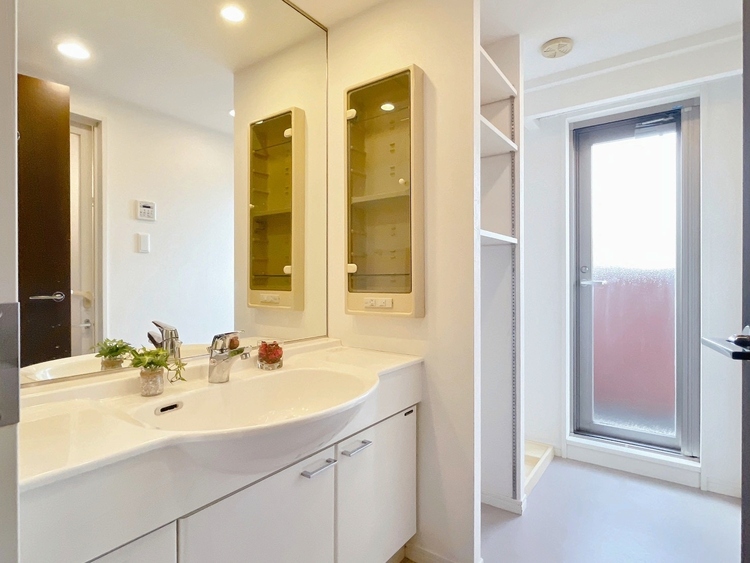 洗面 清潔感と心地よさを重視した、上質感漂うパウダールーム。