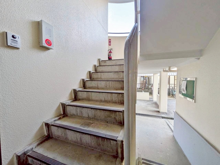 その他 落ち着いた雰囲気の階段。手すりも常設しているので、ゆったりお使いになれます。