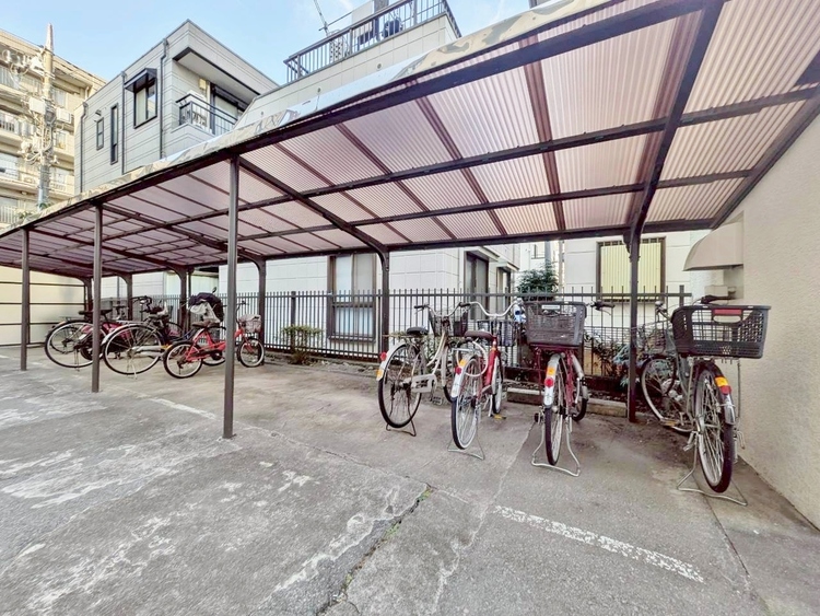 設備 きちんと整備された駐輪場。住む方の心遣いが感じられます。