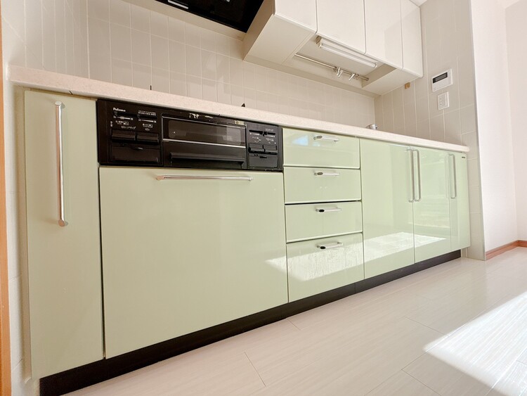 キッチン スマートな意匠と充実の機能を備えたキッチンが、暮らしにおいしい彩りを添えます。