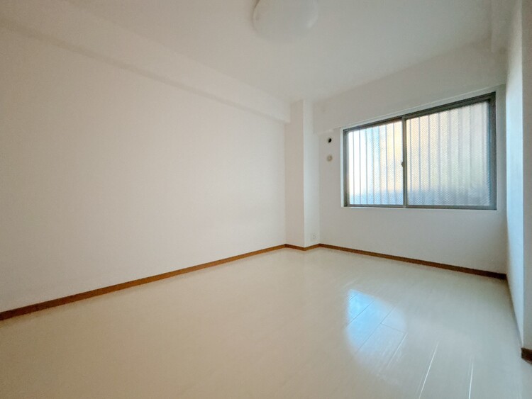 寝室 ベッドも十分に設置するスペースがあります。