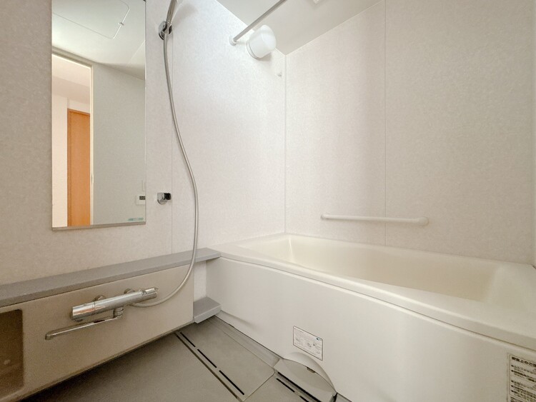 風呂 一日の疲れを癒すバスルームは、心地よいリラックスを叶える清潔感溢れる空間です。