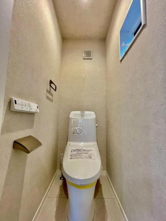 トイレ 白を基調に、飽きのこない空間は質感豊かな仕上がりとなっております。