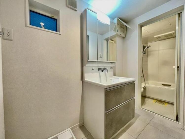 洗面 洗面室はしっかりとしたスペースを確保。上質な温かみを持つカラーで統一されています。