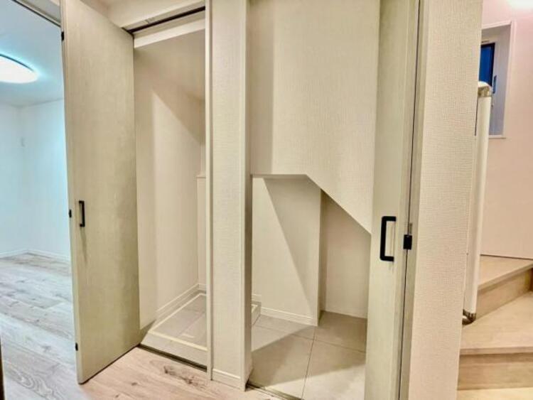 収納 廊下にはたくさんの収納スペースを確保。