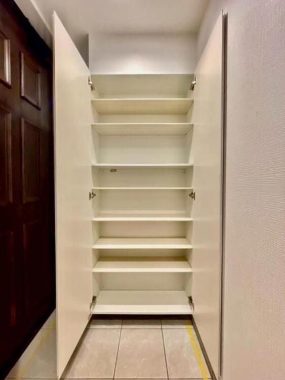 収納 収納スペースを広く設けていますので、たくさんある靴もすべて収納していただけます。