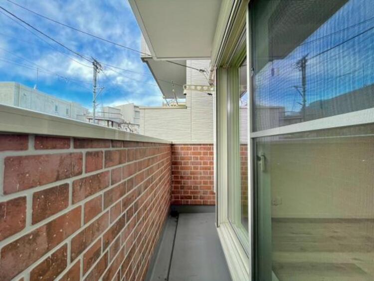 バルコニー 太陽の光に照らされるバルコニーを、爽やかな涼風が吹き抜けていきます。