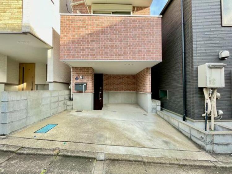 駐車場 建物につながる駐車スペース。重いもの、荷物の出し入れも安心です。