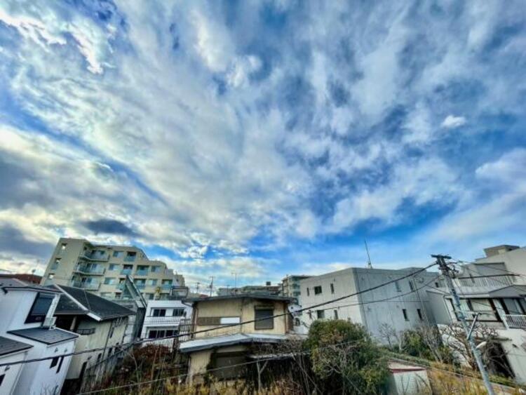 その他 西向きバルコニーです。たくさんの洗濯物を干せる広々とした空間です。