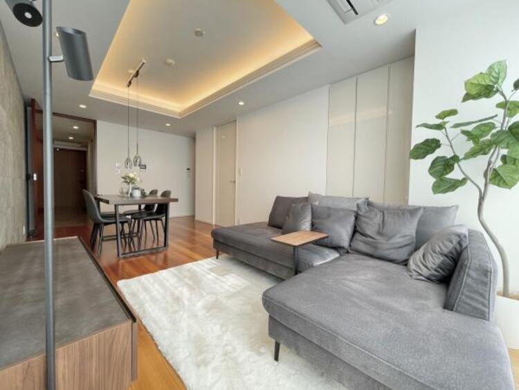 居間 光と風があふれる開放的なリビングダイニングには自然と家族みんなが集まってきます。明るく穏やかな空気のなかで食べたり、笑ったり。そんな幸せを感じさせてくれる場所です。