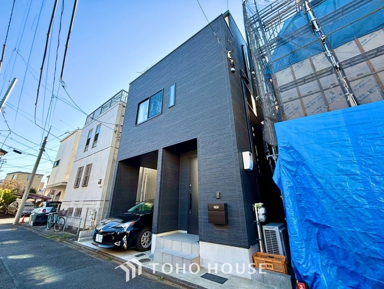 外観 【居心地のいい暮らし】には欠かせない眩い採光。ゆったりとした幅の窓からこの空間に降り注ぐ採光が絶えない。明るいリビングこそ居心地のいい暮らしが待っているのだと思う。