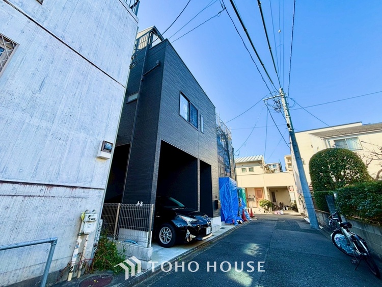 外観 【愛する人達】との幸せな時間をここで楽しむ。耐震性、デザイン、そして対面キッチンを備えたユーティリティー。何も妥協しないライフスタイル。愛する家族を大切にする人達が住まう家。