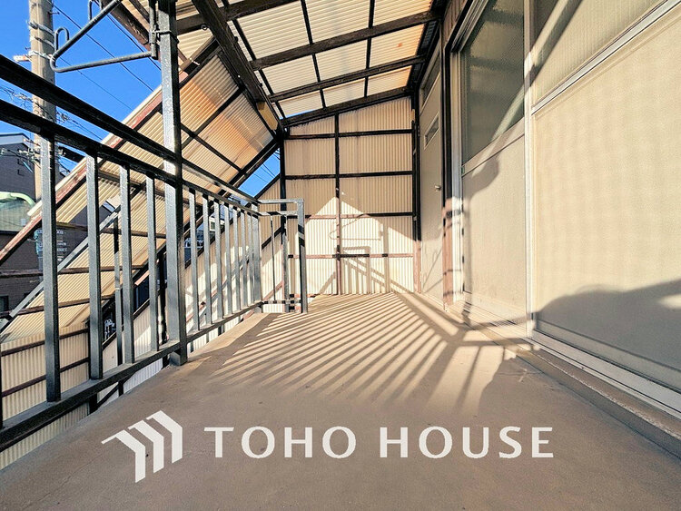 バルコニー 日当たりの良いバルコニーで晴れの日の洗濯物も楽しみになりますね