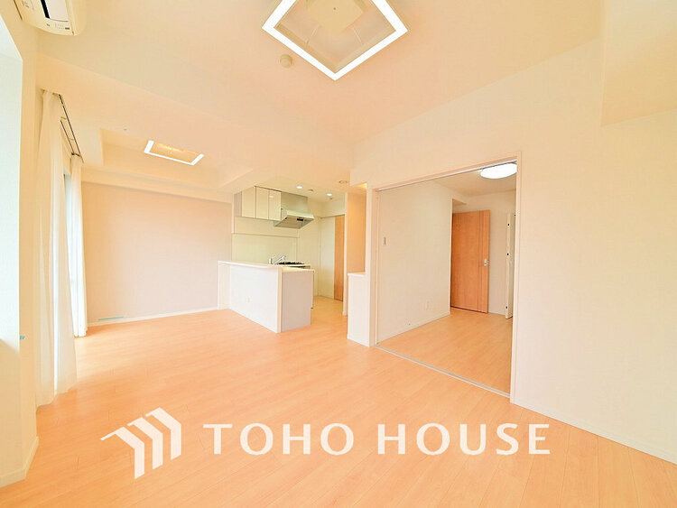 内装 上質な時間を育む暮らしのメインステージ。寛ぎとコミュニケーションを育む居心地のよい場所