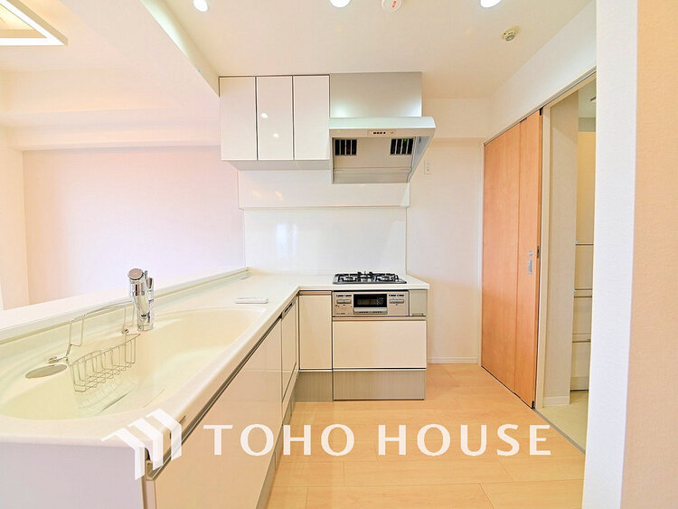 キッチン 落ち着きのあるカラーで統一された清潔感と気品が溢れるキッチン