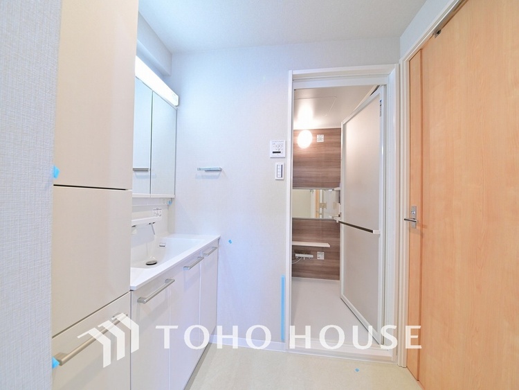 洗面 白を基調とした清潔感のある洗面室で朝の身支度を