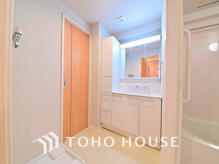 洗面 落ち着きのある色合いでまとめられた洗面室