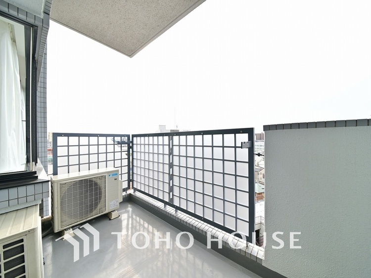 バルコニー 日当たりの良いバルコニーで晴れの日の洗濯物も楽しみになりますね