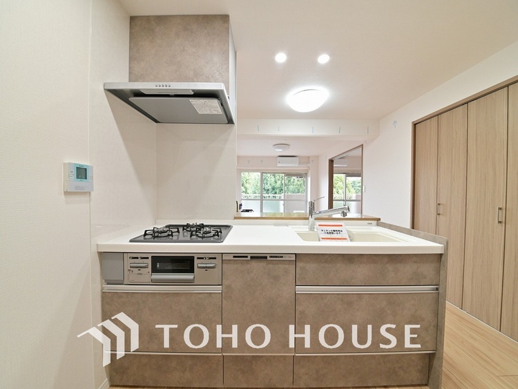 キッチン 落ち着きのあるカラーで統一された清潔感と気品が溢れるキッチン