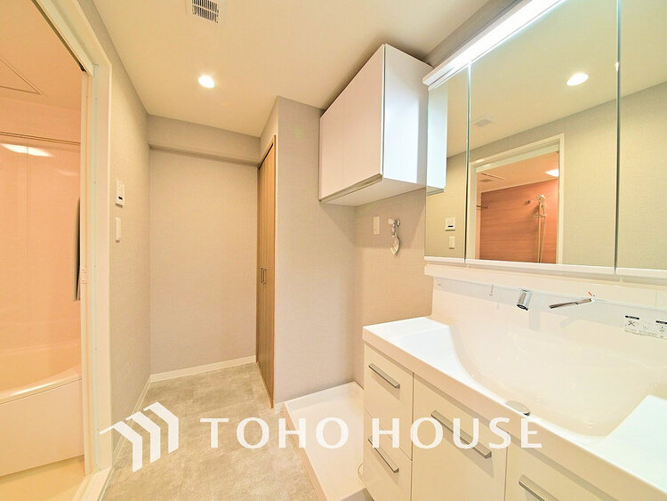 洗面 落ち着きのある色合いでまとめられた洗面室