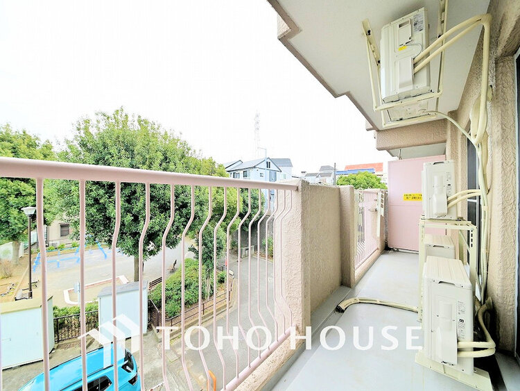 バルコニー 日当たりの良いバルコニーで晴れの日の洗濯物も楽しみになりますね