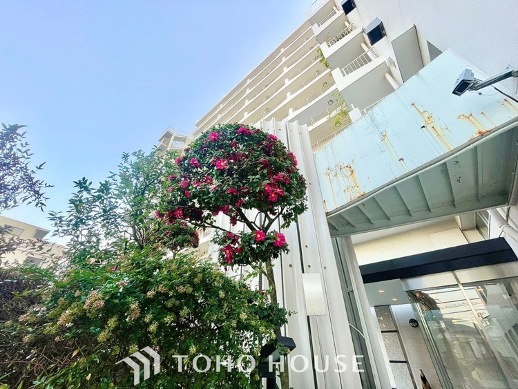 外観 ほんの少しのこだわり。ちょっとした色使いがその家がもつ雰囲気、趣（おもむき）を携え、暮らす家族や訪ねてくる友人・知人に新鮮な香りを運んできます。