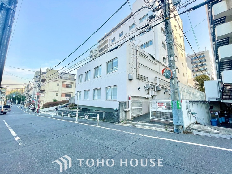 外観 ほんの少しのこだわり。ちょっとした色使いがその家がもつ雰囲気、趣（おもむき）を携え、暮らす家族や訪ねてくる友人・知人に新鮮な香りを運んできます。