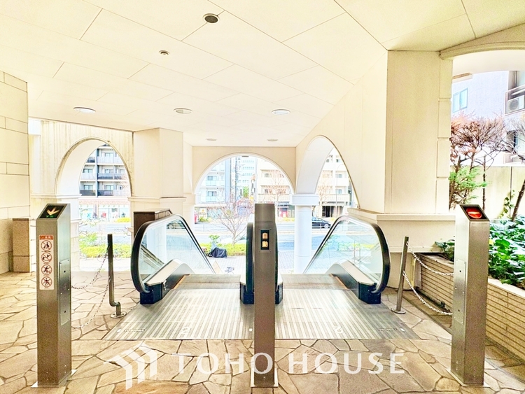 内装 ◆結ばれた◆玄関ドアを開けるとリビングから聞こえる小走りの足音。靴を脱ぎかけ目の前に立つ君の瞳と交差する。君は微笑みその刹那に心奪われる。佇む僕と君の間に赤い糸が結ばれた。