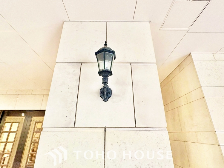 内装 ◆隠された美しさ◆流麗な音楽が流れているような繊細でいながら整然かつ堅牢なこの空間。この空間は確かに美しい。しかし、そこには美しさ以上のものが隠されている。