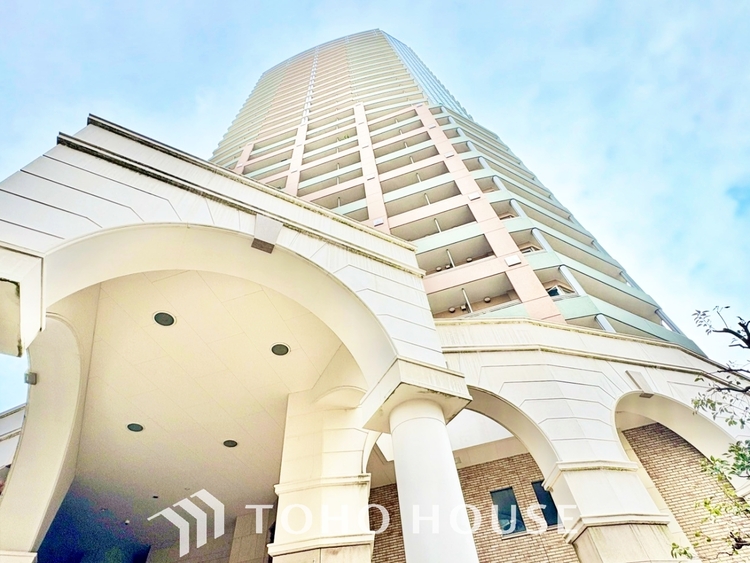 内装 ◆今宵の食卓◆ダウンライトに反射するグラスを眺めながらワインを注ぐ。トクトクと心地いい音をさせながら、フランスの古城を思わせる薫りがたちこめ、とても幸せな時を過ごせる。