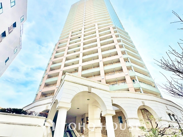 外観 ◆水面に映る◆紅葉を纏った山々を眺め、美しさのあまり感嘆のため息を漏らした事は無いだろうか。いつしか忘れかけていた自然の美しさと力強さを思い出させてくれる、そんな景色がここにもある。