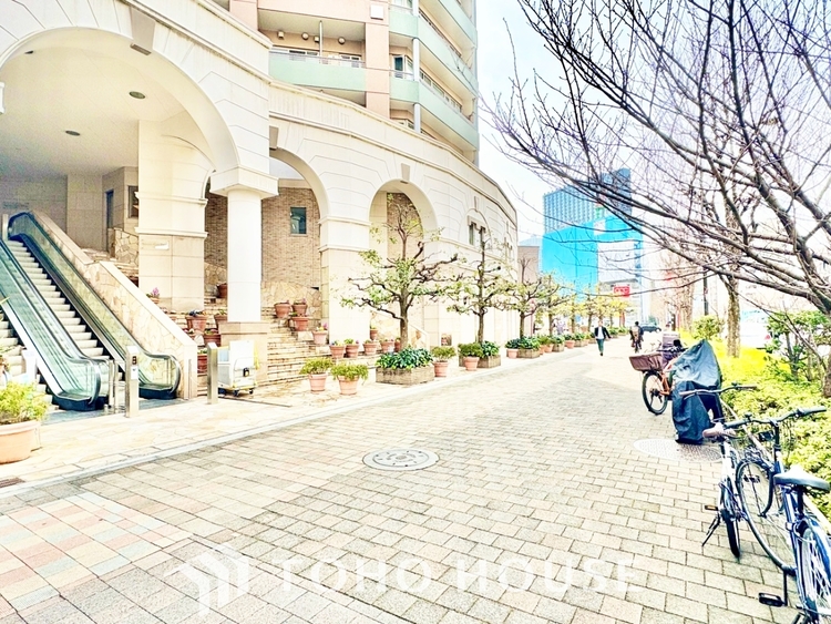 外観 ◆木漏れ日◆の様な採光が優しく足元を照らし、心地いい暮らしの道しるべを写し出す。この空間で過ごす家族との語らいの時間がとても素敵で幸せを感じるかもしれない。