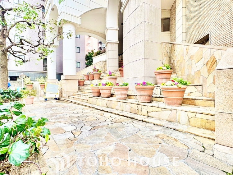 キッチン ◆今宵の食卓◆ダウンライトに反射するグラスを眺めながらワインを注ぐ。トクトクと心地いい音をさせながら、フランスの古城を思わせる薫りがたちこめ、とても幸せな時を過ごせる。