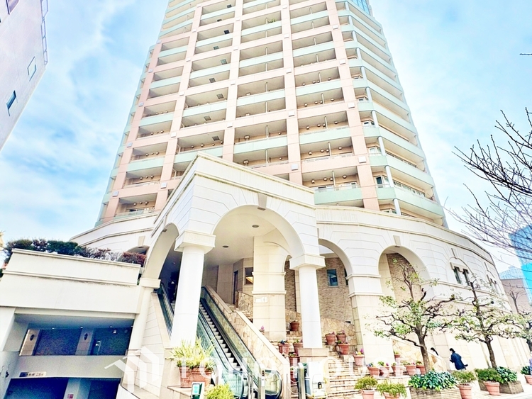 洗面 ◆サンサンと◆差し込む太陽の光がこのリビングに笑いをもたらす。ソファの上のクッションがポカポカした暖気にぬくぬくと微睡んでいる。