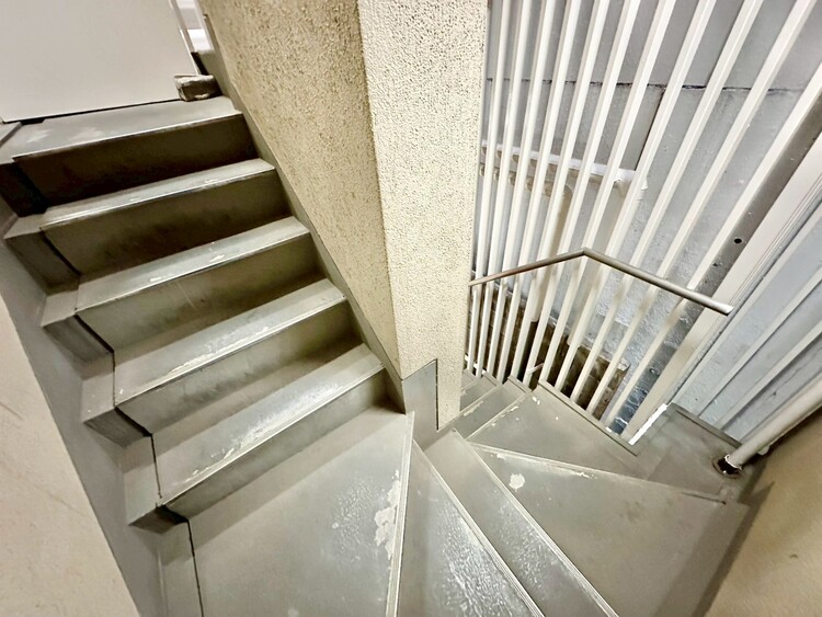 設備 共用部の階段です。明るく清潔に管理されています。